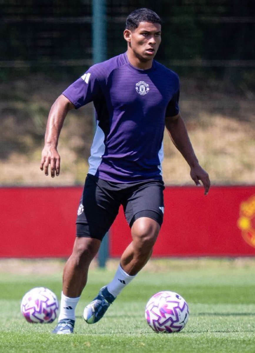 FrankEra_'s tweet photo. 🚨 | OFFICIAL:

Diego Leon will wear the number #30 for Manchester United! 🇵🇾🙌 https://t.co/7wDwIerpjD