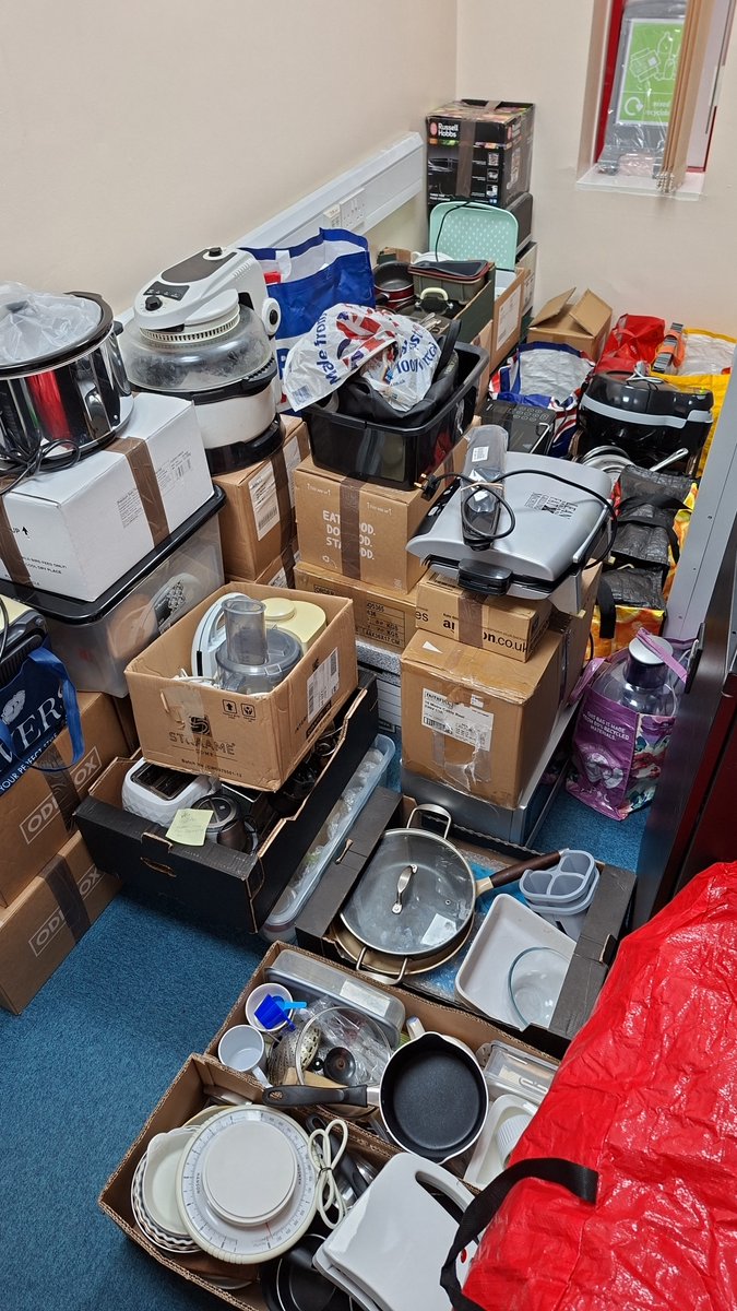 manchesterfire's tweet image. 🚨🍳 We’re proud to support Cracking Good Food’s Kitchen Kit Callout, helping to redistribute pre-loved kitchen gear to communities across Greater Manchester.
Thanks to our staff for donating and cutting landfill waste! ♻️👏