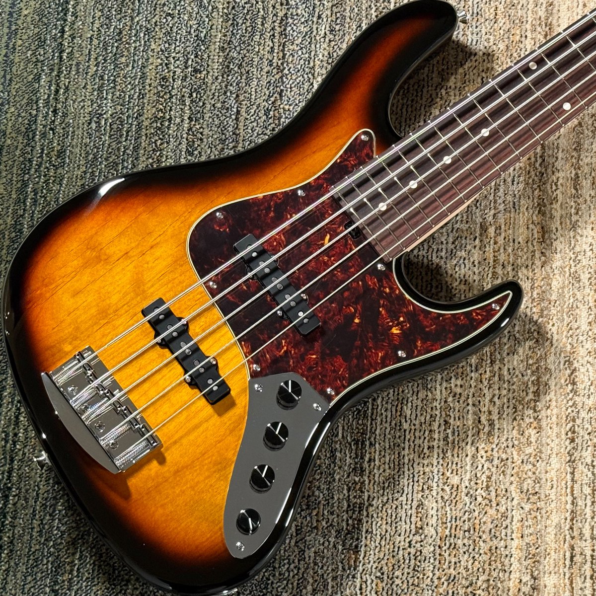 shima_nagoya's tweet image. 【お探しの方はぜひ】
当店には初入荷
Kikuchi Guitars Hermes の5弦モデルRV5が入荷しました
アルダーボディのローズ指板
出音に適度な太さがありバランスの良いモデルです。
小ぶりなボディーがたまらんですね
store.shimamura.co.jp/ec/pro/disp/1/…