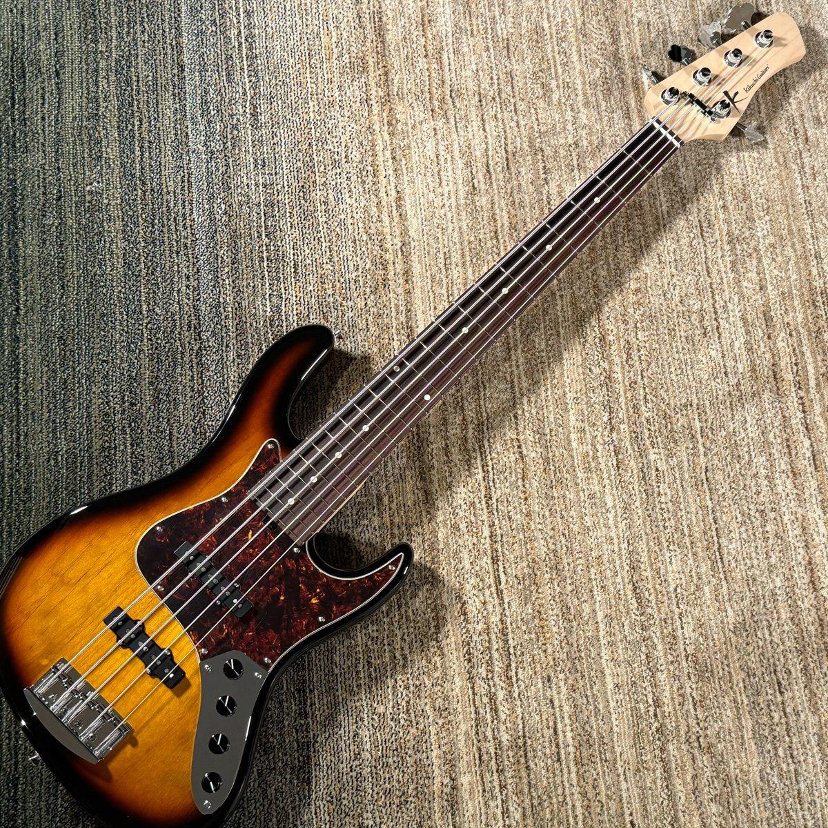 shima_nagoya's tweet image. 【お探しの方はぜひ】
当店には初入荷
Kikuchi Guitars Hermes の5弦モデルRV5が入荷しました
アルダーボディのローズ指板
出音に適度な太さがありバランスの良いモデルです。
小ぶりなボディーがたまらんですね
store.shimamura.co.jp/ec/pro/disp/1/…