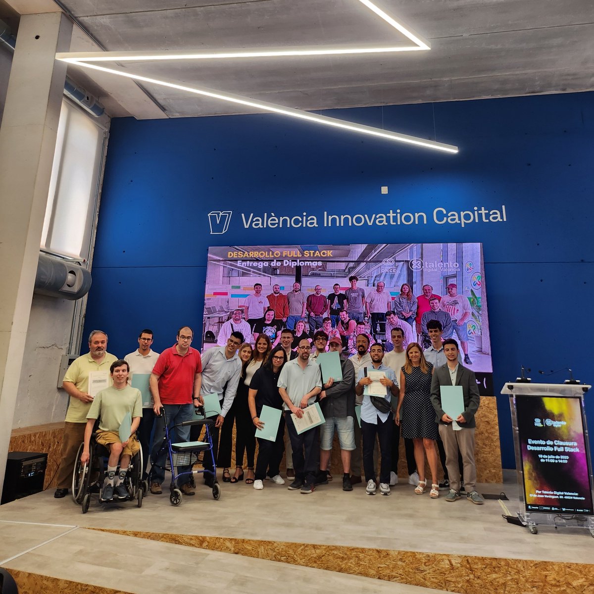 VLCIEcosystem's tweet image. 👏 Cerramos esta jornada en #LaHarinera con emoción y orgullo: entrega de diplomas al alumnado del programa @XTalentoDigital. Un paso más hacia una València más inclusiva, innovadora y con oportunidades para todas las personas. ¡Enhorabuena!
#InclusiónDigital