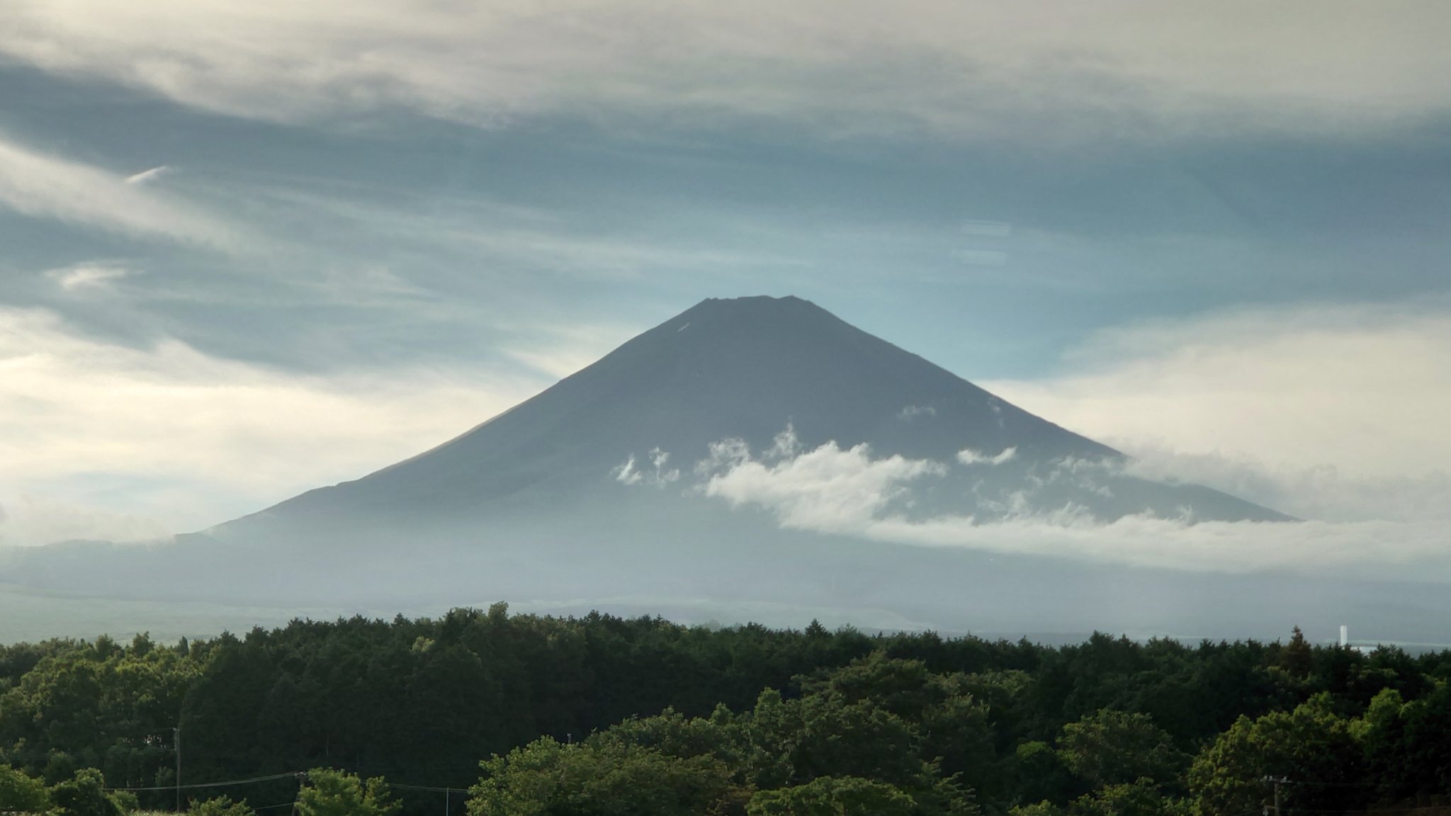 富士山と雲の写真 diJzoyrS_VL133_r01.jpg