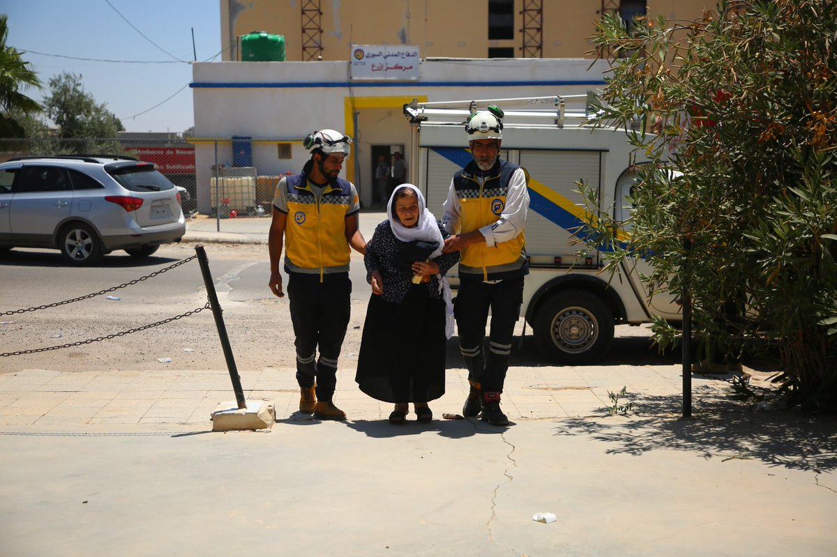 RaedAlSaleh3's tweet image. منذ بداية الأحداث المؤسفة وفي ظل الظروف الأمنية والإنسانية الصعبة التي تشهدها محافظة السويداء وتلبية لنداءات المواطنيين السوريين في المحافظة، قمنا في وزارة الطوارئ وإدارة الكوارث بتشكيل غرفة عمليات مشتركة، تضم الغرفة ممثلين عن الوزارات والمؤسسات الحكومية، والدفاع المدني السوري،…