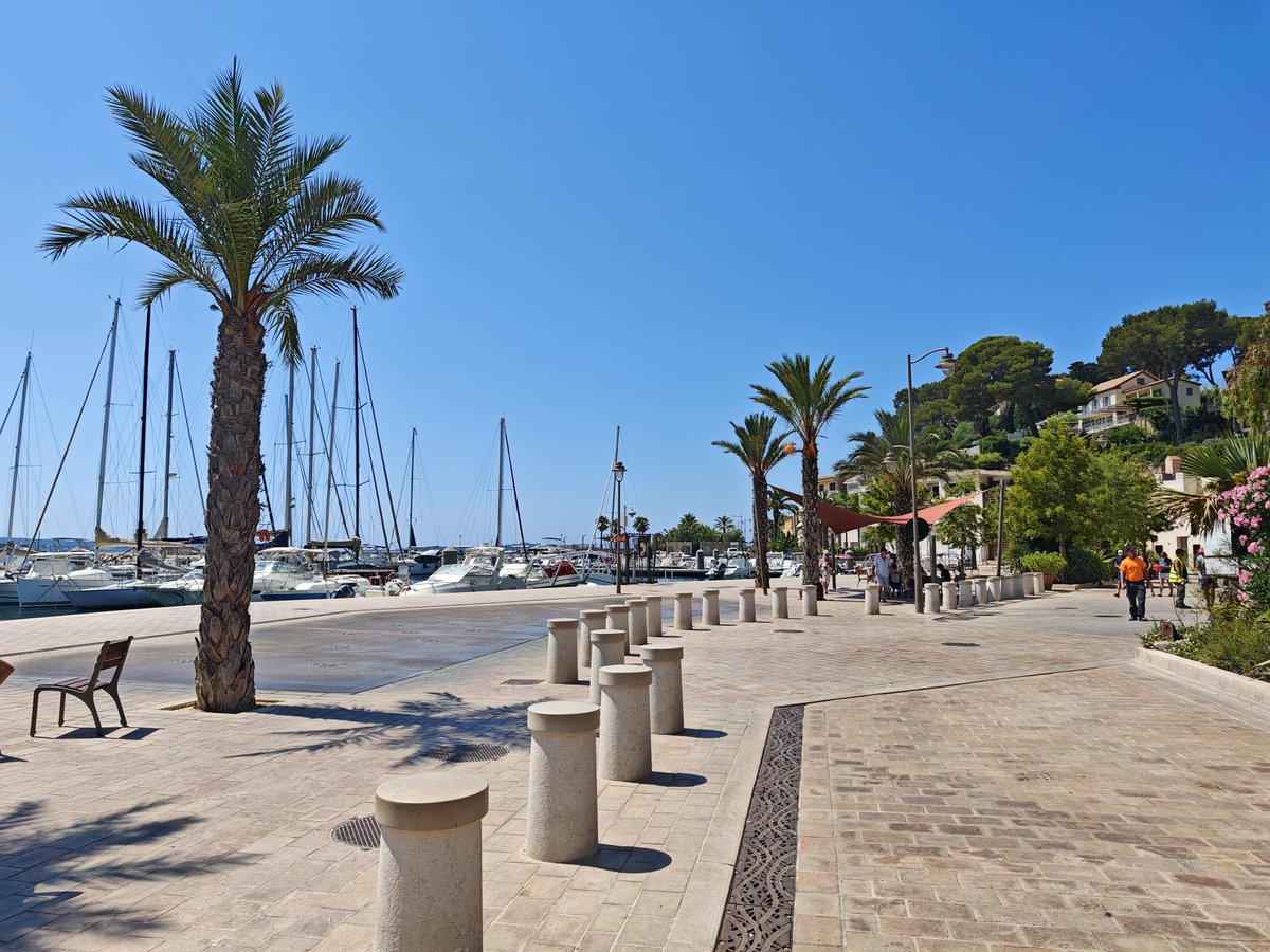 kevmat84's tweet image. L'économie sous @EmmanuelMacron resto fermé en pleine saison, en pleine ville balnéaire, pas un chat dans les rue ou autour du port... #Economie #vacances #var