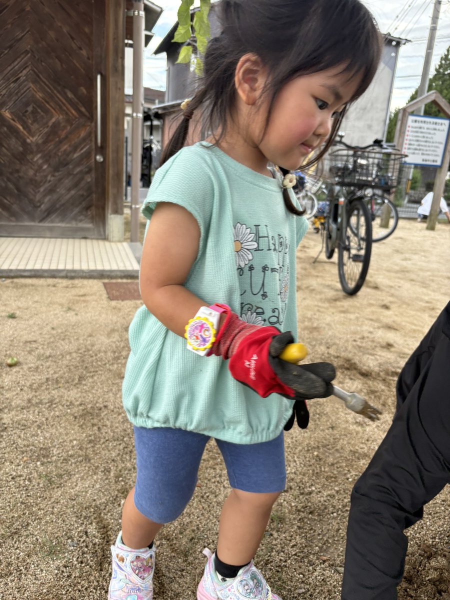 bassmaneddy's tweet image. 今日は夕方から息子の子供会の公園掃除🫡
娘はまだ小学生じゃないので、子供会ではありませんが、一緒にお手伝い( •̀∀︎•́ )✧︎
二人とも真面目に草引きよくできました💮
そして、掃除終わりからの花火🎆
ビビりながらも楽しんでました😆