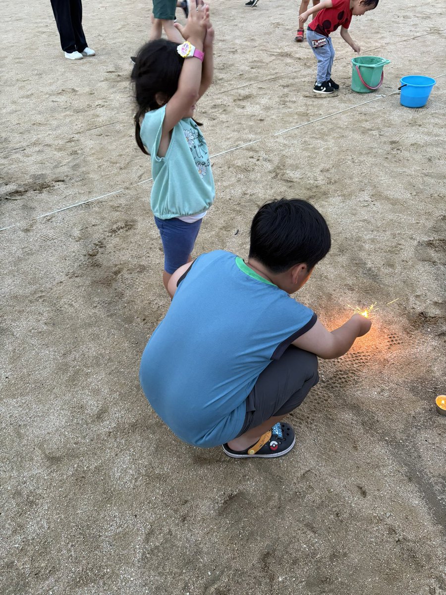 bassmaneddy's tweet image. 今日は夕方から息子の子供会の公園掃除🫡
娘はまだ小学生じゃないので、子供会ではありませんが、一緒にお手伝い( •̀∀︎•́ )✧︎
二人とも真面目に草引きよくできました💮
そして、掃除終わりからの花火🎆
ビビりながらも楽しんでました😆