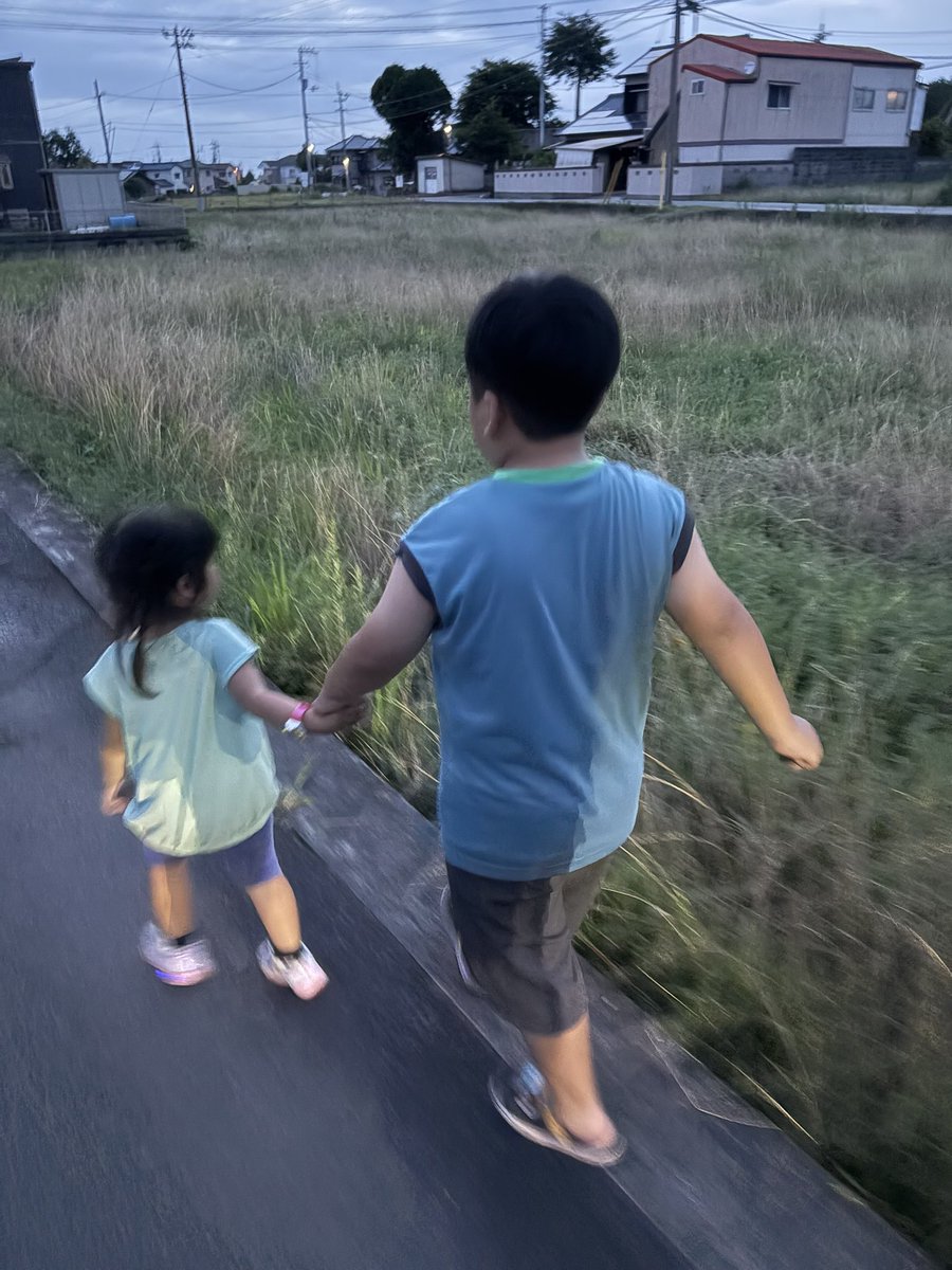 bassmaneddy's tweet image. 今日は夕方から息子の子供会の公園掃除🫡
娘はまだ小学生じゃないので、子供会ではありませんが、一緒にお手伝い( •̀∀︎•́ )✧︎
二人とも真面目に草引きよくできました💮
そして、掃除終わりからの花火🎆
ビビりながらも楽しんでました😆