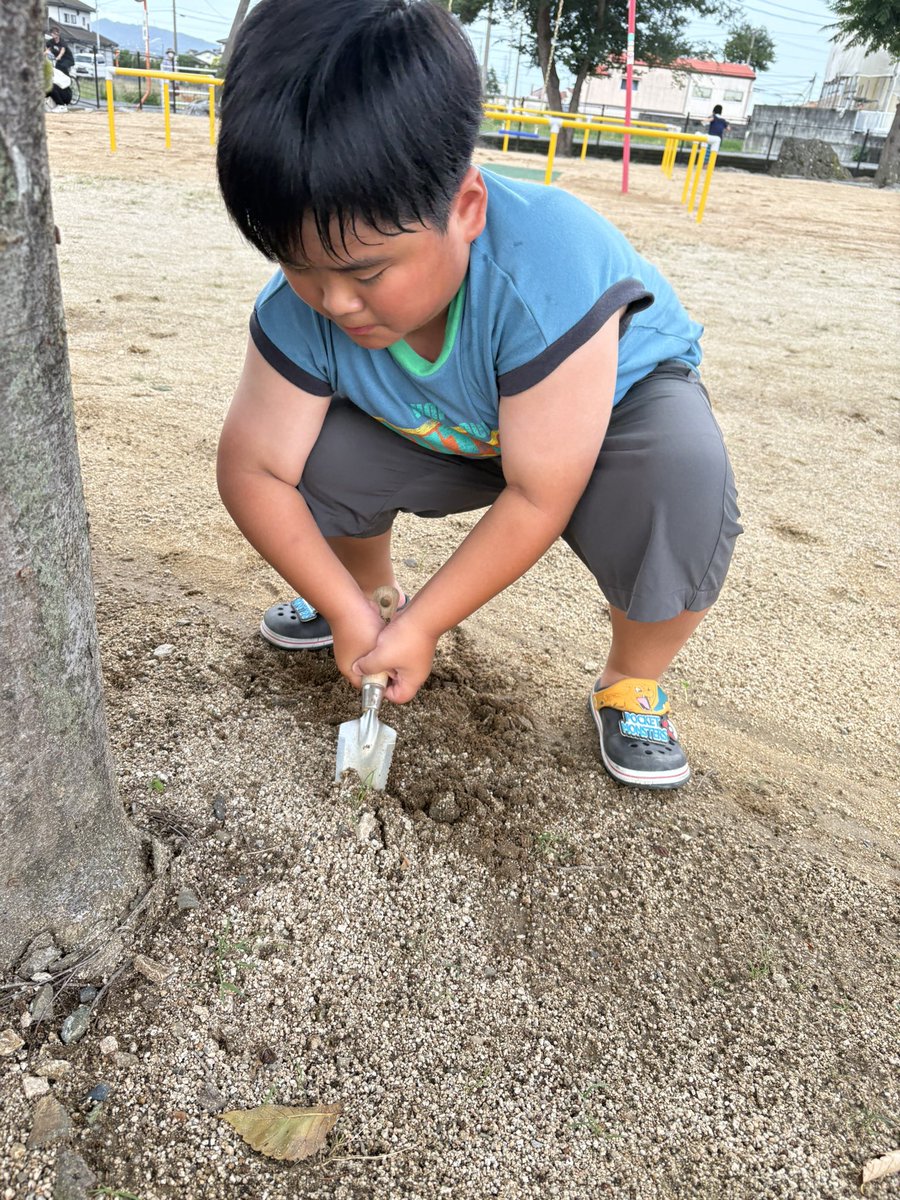 bassmaneddy's tweet image. 今日は夕方から息子の子供会の公園掃除🫡
娘はまだ小学生じゃないので、子供会ではありませんが、一緒にお手伝い( •̀∀︎•́ )✧︎
二人とも真面目に草引きよくできました💮
そして、掃除終わりからの花火🎆
ビビりながらも楽しんでました😆