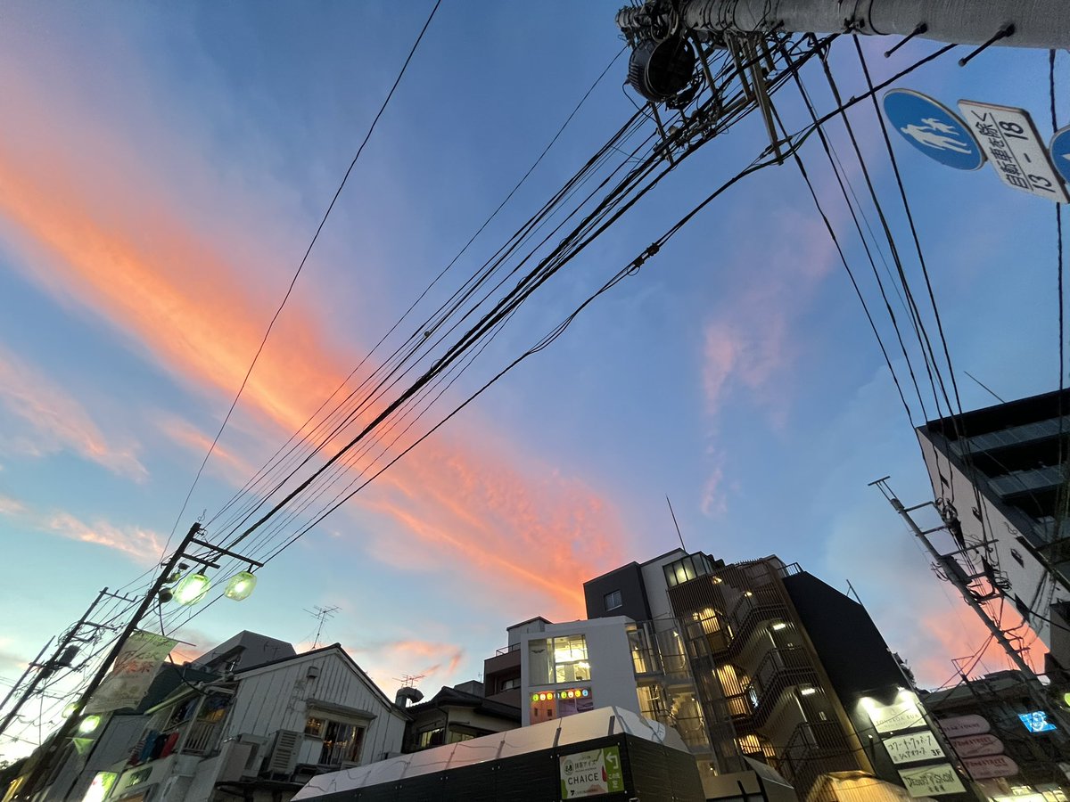 minsmade's tweet image. 本日も暑い中、足を止め宝探しをお楽しみくださった皆さま、ありがとうございました🥰🙏✨
周りの作家さまにも恵まれ過ぎて、暑さに体力は持っていかれましたが有意義な1日でした☺️🍀

次回の出店は27日の御徒町🐼❣️
こちらも宜しくお願いします❣️

片付け後のマジックアワーをシェアハピっ🪄🌇❣️