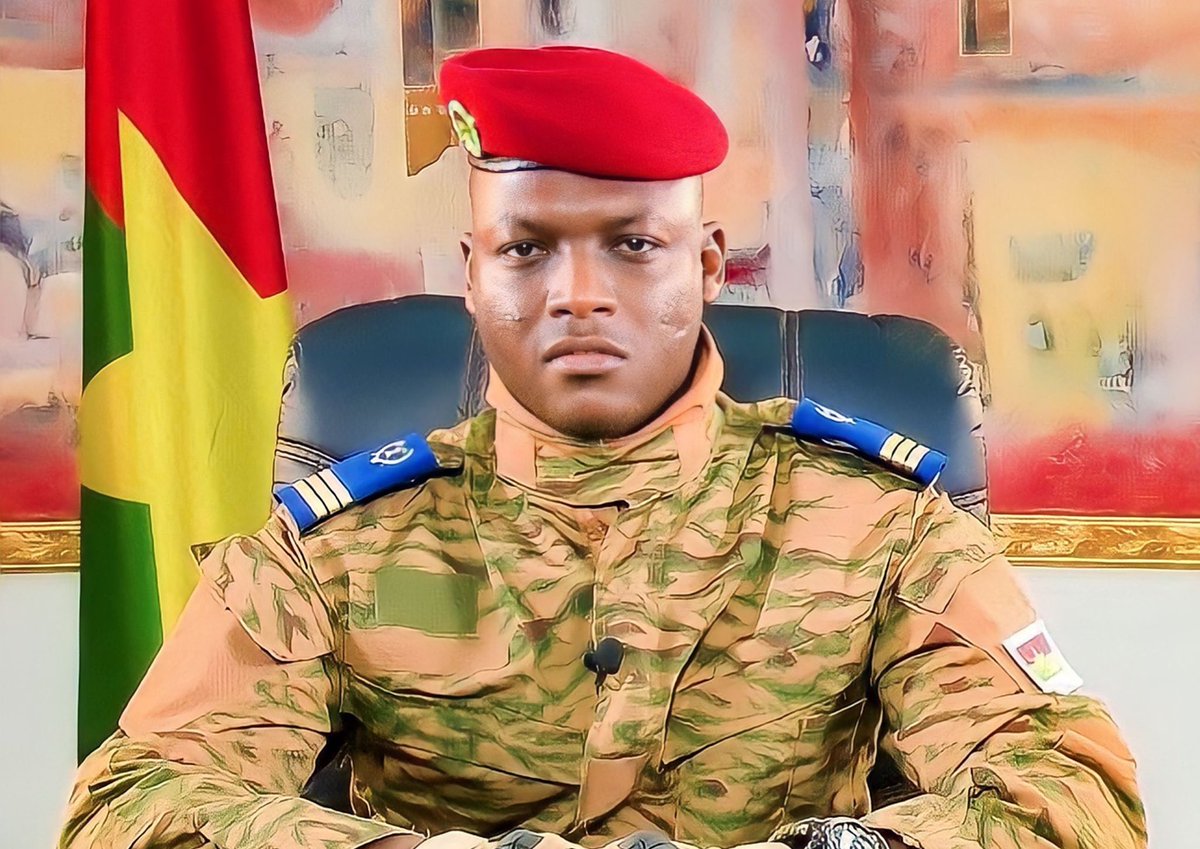ayubu_madenge's tweet image. Captain Ibrahim Traoré aliingia madarakani baada ya kufanya mapinduzi 2022.Akaahidi kurejesha utawala wa Kidemokrasia mwaka 2024 na hivyo watu walipaswa kupiga kura. Lakini 2024 ilipofika akatangaza kusogeza mbele uchaguzi hadi mwaka 2029. Jana ametangaza kuifuta tume ya Uchaguzi