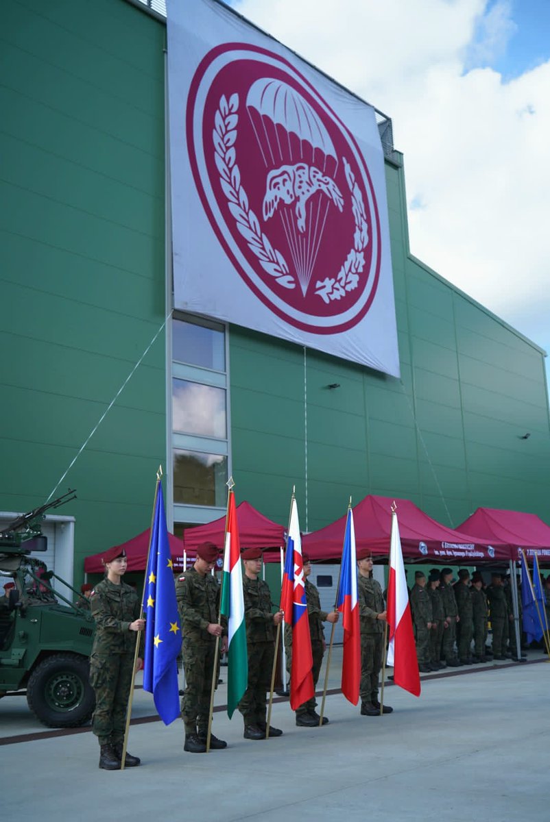DGeneralneRSZ's tweet image. Zakończenie dyżuru Grupy Bojowej Unii Europejskiej 🇵🇱🇪🇺.
W obecności dowódcy generalnego Rodzajów Sił Zbrojnych gen. broni Marka Sokołowskiego zakończono dyżur Grupy Bojowej Unii Europejskiej 2024/2025 r.
Grupa Bojowa UE składała się z ok. 2,4 tys. żołnierzy. Przez rok trzon…