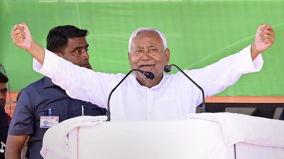 चाय, इश्क और राजनीति। (@chayisquerajnit) on Twitter photo "बिहार में सुशासन का अंतिम संस्कार।"
प्रिय नीतीश कुमार जी, <a href="/NitishKumar/">Nitish Kumar</a>
यह पत्र मैं एक लेखक की कलम से नहीं, बल्कि उस राज्य के एक संतान की वेदना से लिख रहा हूँ, जिसे आपने वर्षों तक 'सुशासन बाबू' की छवि से सींचा है। पर आज बिहार की ज़मीन पर खून है। पगडंडियों से लेकर पटना की सड़कों "बिहार में सुशासन का अंतिम संस्कार।"
प्रिय नीतीश कुमार जी, <a href="/NitishKumar/">Nitish Kumar</a>
यह पत्र मैं एक लेखक की कलम से नहीं, बल्कि उस राज्य के एक संतान की वेदना से लिख रहा हूँ, जिसे आपने वर्षों तक 'सुशासन बाबू' की छवि से सींचा है। पर आज बिहार की ज़मीन पर खून है। पगडंडियों से लेकर पटना की सड़कों