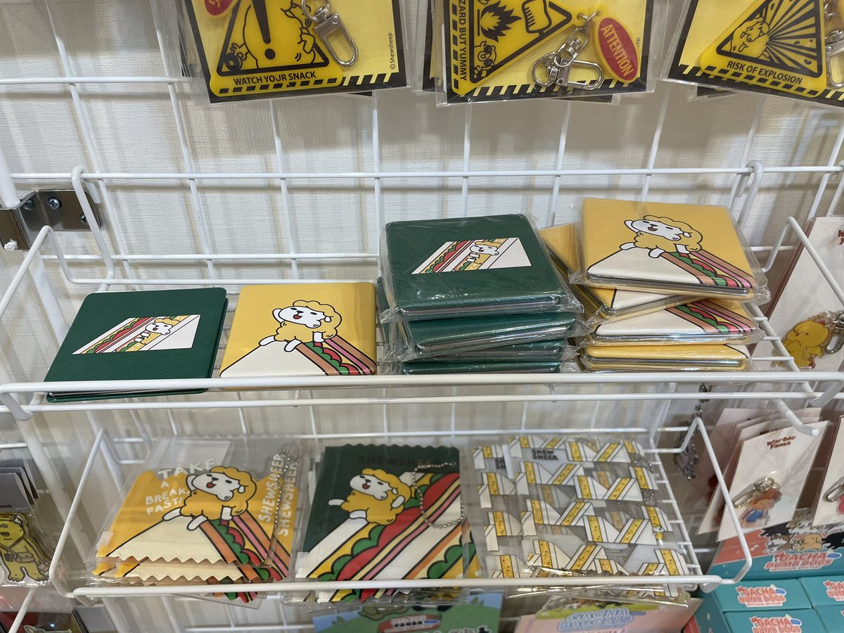 okbase_jp's tweet photo. 高円寺の子どもたちからは
キューピー屋さん！
としてお馴染みのokbaseですが、

明日からキューピーにタイ作家シューシープさんの新入荷キャップを被せてみようと思います🧢笑

タイの空気感をまとったシューシープグッズも続々登場です！ @Shewsheep https://t.co/HW1FildBY8