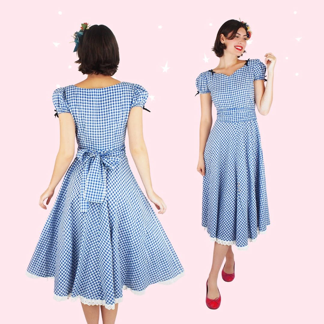 TheVFG's tweet image. Blue and white gingham, puffed sleeves, a sweetheart neckline, lace at the hem, tiny bows at the sleeves. This dress has seen decades of summers and it’s still dancing.
Model: Beautiful @ceydarwaldorf
tidd.ly/46J3jVe