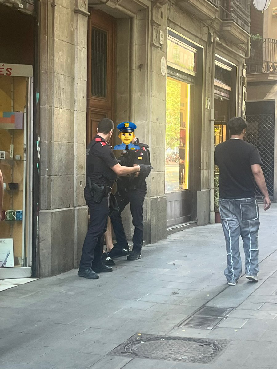 mariachacons's tweet image. #Raval: lladre arrenca cadena d’or a una senyora. Uns joves el persegueixen i l’aturen a 200 metres, acaben a cops de puny. Ell llença la joia. La troben i la retornen.
Sort en tenim dels joves que no s’arronsen. Gràcies 🙌🏾
Estem abandonats. Lleis dures ja.