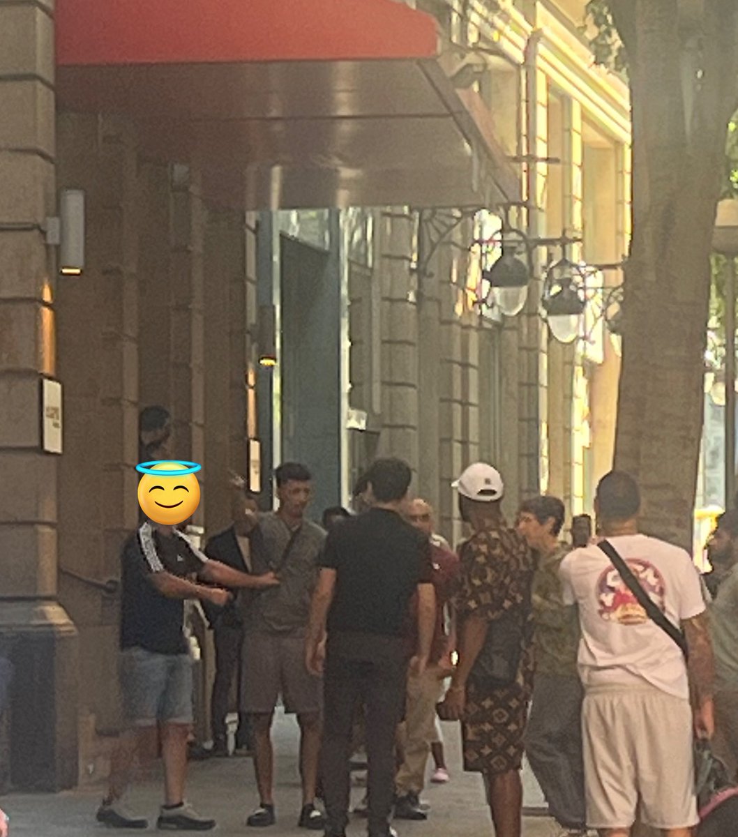 mariachacons's tweet image. #Raval: lladre arrenca cadena d’or a una senyora. Uns joves el persegueixen i l’aturen a 200 metres, acaben a cops de puny. Ell llença la joia. La troben i la retornen.
Sort en tenim dels joves que no s’arronsen. Gràcies 🙌🏾
Estem abandonats. Lleis dures ja.