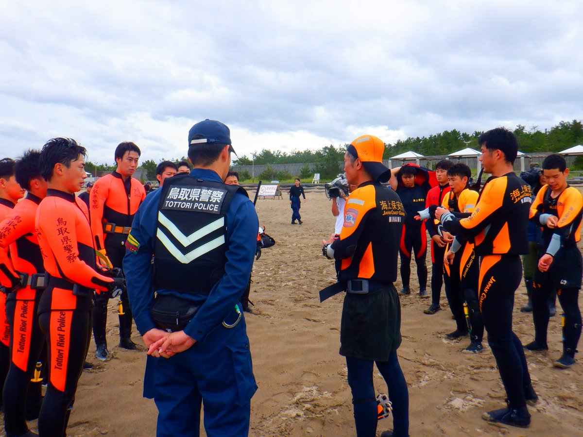 TP_kouhou's tweet photo. 7月14日(月)、#鳥取県警察（水難救助部隊）と海上保安庁（#鳥取海上保安署、#美保航空基地機動救難士）による合同水難救助訓練を実施しました。
　監視員がいる場所で遊泳する、ライフジャケットを着用するなど、安全に十分留意してレジャーを楽しんでください。 https://t.co/7njHb0l0W2