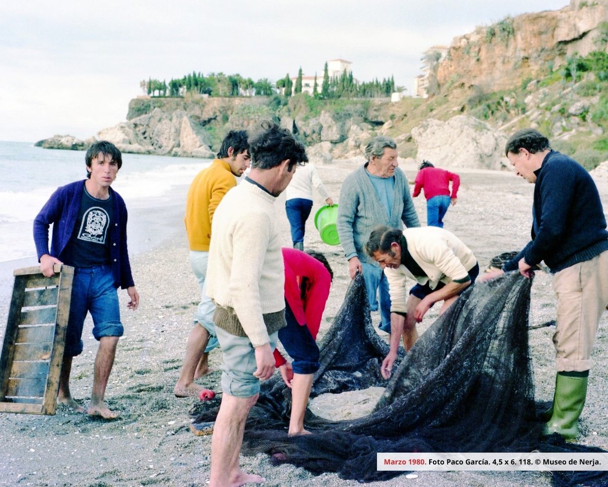 Aunque Nerja siempre ha sido un lugar que se ha dedicado a la agricultura, especialmente a la caña de azúcar y al boniato, sí existió alguna actividad pesquera en Calahonda. Aquí algunas fotos de nuestro archivo de Paco García de 1980.