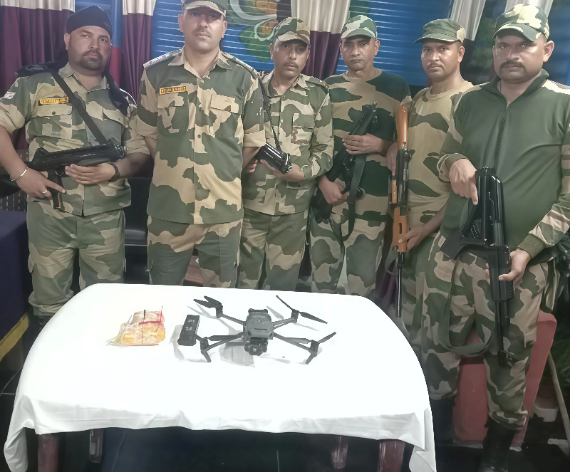 hiiamsweta's tweet image. BSF Punjab troops neutralized 🇮🇳𝟎𝟔 𝐏𝐚𝐤𝐢𝐬𝐭𝐚𝐧𝐢 𝐝𝐫𝐨𝐧𝐞𝐬, 𝐚𝐥𝐥 𝐃𝐉𝐈 𝐌𝐚𝐯𝐢𝐜 𝟑 𝐂𝐥𝐚𝐬𝐬𝐢𝐜, 𝐚𝐧𝐝 𝐫𝐞𝐜𝐨𝐯𝐞𝐫𝐞𝐝 𝟐.𝟑𝟒 𝐤𝐠𝐬 𝐨𝐟 𝐡𝐞𝐫𝐨𝐢𝐧 
#alertBSF #BSFAgainstDrugs #BSFDroneSlayers

#Cricket #CryptoNews @BSF_India @bsf_jammu @BSF_Kashmir…