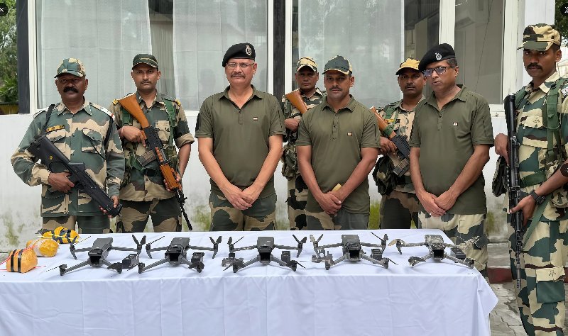 hiiamsweta's tweet image. BSF Punjab troops neutralized 🇮🇳𝟎𝟔 𝐏𝐚𝐤𝐢𝐬𝐭𝐚𝐧𝐢 𝐝𝐫𝐨𝐧𝐞𝐬, 𝐚𝐥𝐥 𝐃𝐉𝐈 𝐌𝐚𝐯𝐢𝐜 𝟑 𝐂𝐥𝐚𝐬𝐬𝐢𝐜, 𝐚𝐧𝐝 𝐫𝐞𝐜𝐨𝐯𝐞𝐫𝐞𝐝 𝟐.𝟑𝟒 𝐤𝐠𝐬 𝐨𝐟 𝐡𝐞𝐫𝐨𝐢𝐧 
#alertBSF #BSFAgainstDrugs #BSFDroneSlayers

#Cricket #CryptoNews @BSF_India @bsf_jammu @BSF_Kashmir…