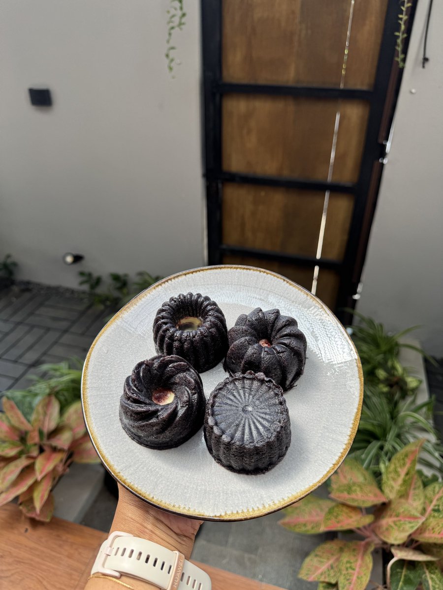 sellaps's tweet photo. Slide 1-2 pertama kali bikin dan bantet😭😭😭

Slide 3-4 iseng coba ubah resep &amp; malah berhasil🥳

Akhirnya bisa bikin bolu ketan hitam keju lumer yg ga bantet dan berminyak!!!!

Tapi tetep enakan beli di moodbake by shanty sih enakkkk bgtttt padet dan rasanya gabisa dilupain🥹 https://t.co/zhTkCVvijp