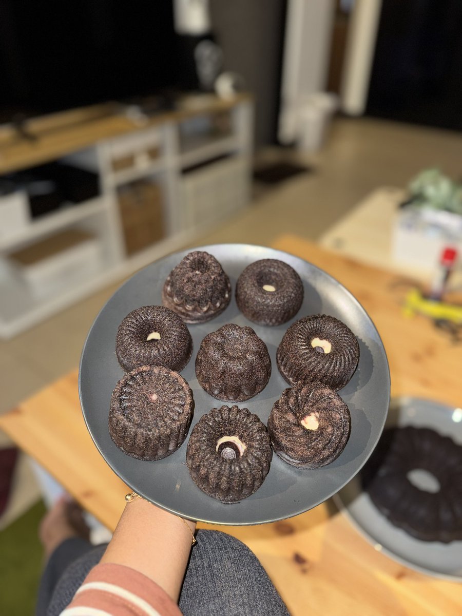 sellaps's tweet photo. Slide 1-2 pertama kali bikin dan bantet😭😭😭

Slide 3-4 iseng coba ubah resep &amp; malah berhasil🥳

Akhirnya bisa bikin bolu ketan hitam keju lumer yg ga bantet dan berminyak!!!!

Tapi tetep enakan beli di moodbake by shanty sih enakkkk bgtttt padet dan rasanya gabisa dilupain🥹 https://t.co/zhTkCVvijp
