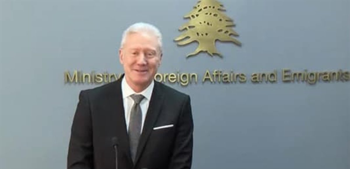 نيال لبنان بهيك وزير خارجية 
لعندو هيك وزير بكون بيتو بالقلعة وراسو بالسما 
لانو معو #الخارجية_رجعت_لبنانية