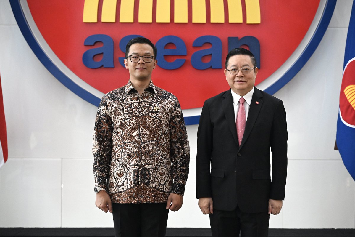 AusAmbASEAN's tweet image. A strong, united @ASEAN is essential to our region’s peace, stability and prosperity.

Pleased to welcome 🇮🇩 FM @Menlu_RI Sugiono, with Indonesia as our @ASEAN Country Coordinator, to the #ASEAN Secretariat alongside Secretary-General HE Dr. @hourn_kao and #ASEAN Ambassadors.