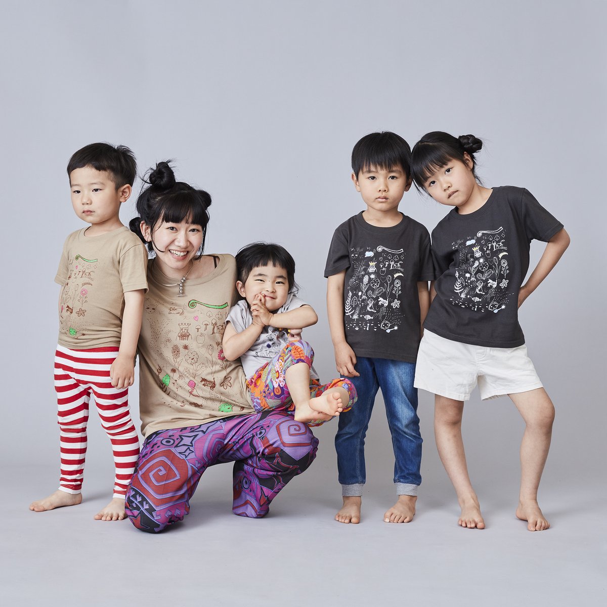 mum_gypsy's tweet image. ［藤田貴大｜めみみ］
ロビーの物販コーナーでは、オリジナルミニタオル（ガチャガチャ：600円）をはじめ、作品の中で出てくるケモノストーン（600円）、2021年と2023年のTシャツたちなども販売しています。

ぜひごゆっくりご覧ください。