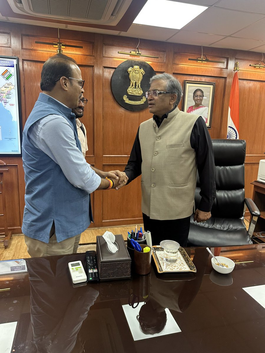 मुख्य चुनाव आयुक्त ज्ञानेश कुमार जी से बिहार वोटर लिस्ट विवाद पर ख़ास मुलाक़ात..

<a href="/ECISVEEP/">Election Commission of India</a> 
#BiharElections2025