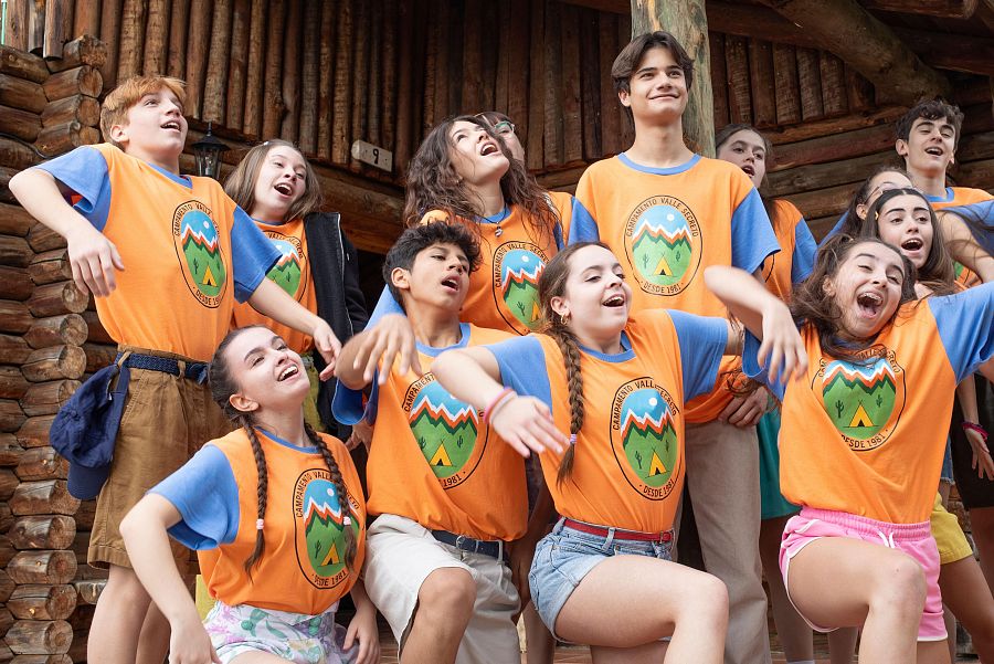 #VoyAPasármeloMejor funciona como pasatiempo amable, ideal para una tarde de verano, con aire acondicionado y cierta predisposición a la ternura. 

Crítica de Laura Zurita:
noescinetodoloquereluce.com/2025/07/critic…