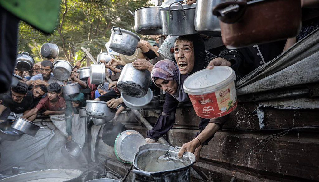 MohmmedMas92's tweet image. 📸 Today's photo from outside a soup kitchen in #Gaza.
One image says it all: war, hunger, wounded dignity, and faces that still cling to life amidst the rubble.
Women, children, and the elderly hold up empty pots—asking for nothing but a bite to eat. No luxury, no big…