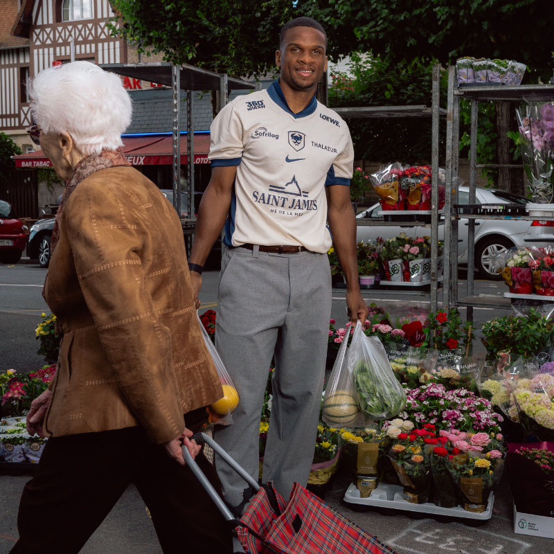 SMCaen's tweet photo. Pour raconter le quotidien, un seul maillot ne suffisait pas. 

Celui-là grimpe la Cavée, passe au marché rue de Bayeux, attend le bus à l’ombre d’un arrêt, file entre les plots à l’entraînement. 

Maillot away 25/26. 𝐈𝐜𝐢 𝐞𝐭 𝐥𝐚̀. 

#SMCaen #TeamSMC