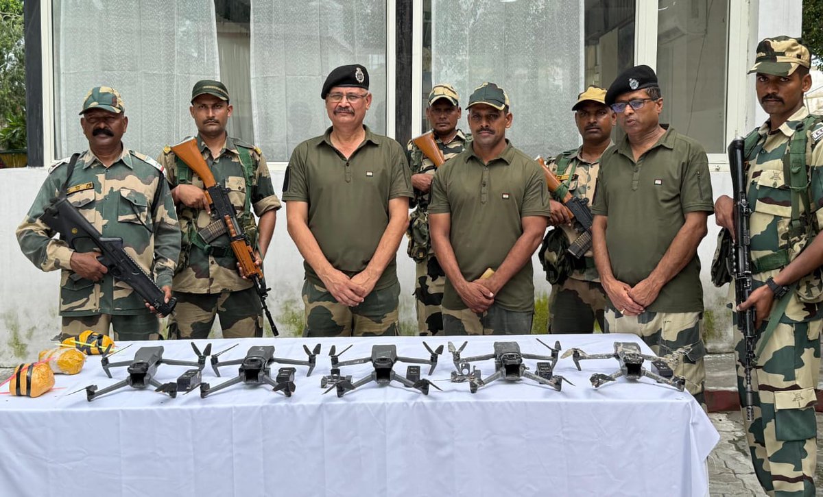Soldiers_Swag's tweet image. BSF troops neutralized 𝟎𝟔 𝐏𝐚𝐤𝐢𝐬𝐭𝐚𝐧𝐢 𝐝𝐫𝐨𝐧𝐞𝐬, 𝐚𝐥𝐥 𝐃𝐉𝐈 𝐌𝐚𝐯𝐢𝐜 𝟑 𝐂𝐥𝐚𝐬𝐬𝐢𝐜, 𝐚𝐧𝐝 𝐫𝐞𝐜𝐨𝐯𝐞𝐫𝐞𝐝 𝟐.𝟑𝟒 𝐤𝐠𝐬 𝐨𝐟 𝐡𝐞𝐫𝐨𝐢𝐧
#AlertBSF
#BSFAgainstDrugs
#BSFdroneSlayers
