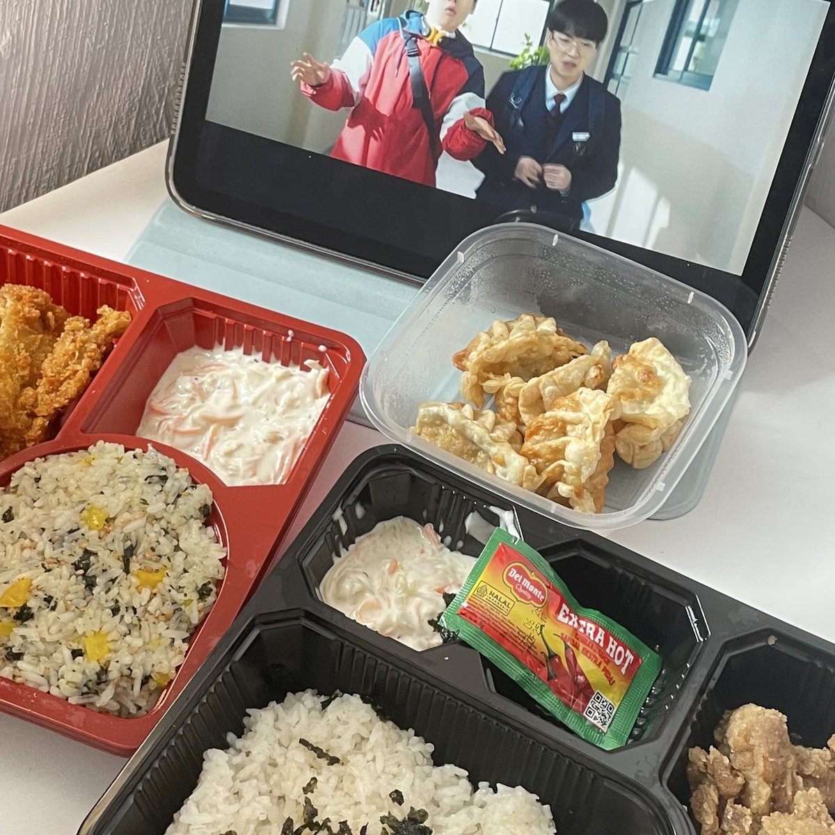 Mam sore sambil drakoran tuhh bener bener best healing banget… karna abis melewati hari hari berat tuh butuh makan🤩👊🏻

Apalagi kalo makannya sama Bishi Bento by <a href="/hangry_id/">Hangry Indonesia</a> ini