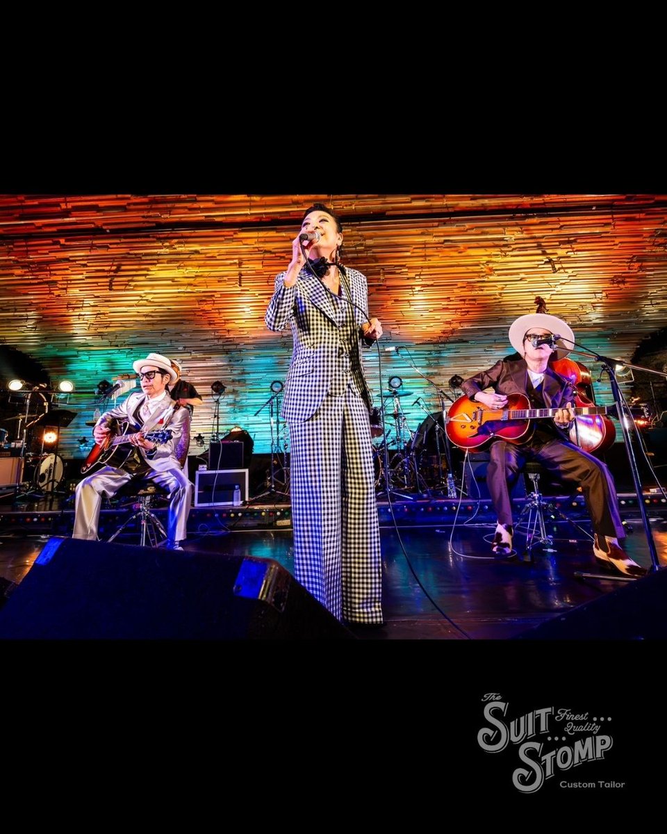 suitstomp's tweet image. 大西ユカリさんを中心に岩川浩二さん(ザ・マックショウ/THE COLTS)、新宮虎児さん(CRAZY KEN BAND)がバックバンドを務める大西ユカリとギャンゲット・ジャポネーゼのスーツ衣装を担当しました。
お三方のスーツも個別に紹介するのでお楽しみに!
@OnishiYukari
@kozzy_iwakawa
#suitstomp