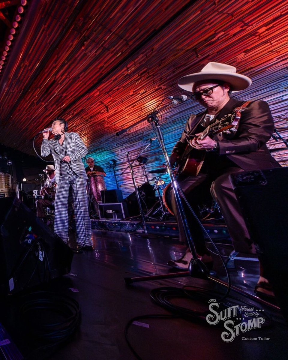 suitstomp's tweet image. 大西ユカリさんを中心に岩川浩二さん(ザ・マックショウ/THE COLTS)、新宮虎児さん(CRAZY KEN BAND)がバックバンドを務める大西ユカリとギャンゲット・ジャポネーゼのスーツ衣装を担当しました。
お三方のスーツも個別に紹介するのでお楽しみに!
@OnishiYukari
@kozzy_iwakawa
#suitstomp