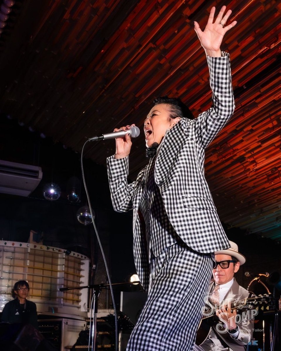 suitstomp's tweet image. 大西ユカリさんを中心に岩川浩二さん(ザ・マックショウ/THE COLTS)、新宮虎児さん(CRAZY KEN BAND)がバックバンドを務める大西ユカリとギャンゲット・ジャポネーゼのスーツ衣装を担当しました。
お三方のスーツも個別に紹介するのでお楽しみに!
@OnishiYukari
@kozzy_iwakawa
#suitstomp