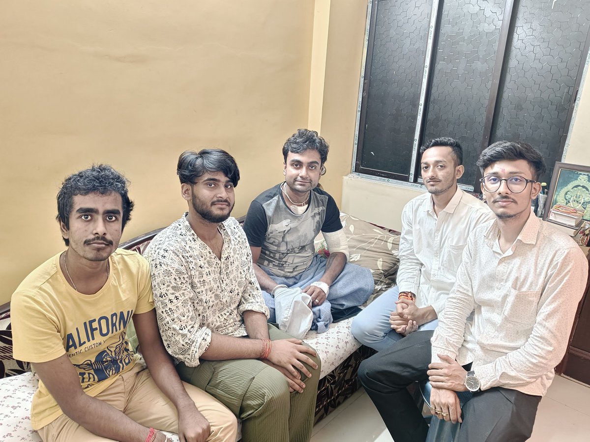 ABVP activists visited the residence of fearless Republic Bangla journalist Kishalay Mukherjee, who was attacked by anti-national miscreants at Park Circus, to inquire about his health. #ABVP #abvpkolkata #journalist #RepublicBangla #abvpbanga #republicbharat  #NEWS