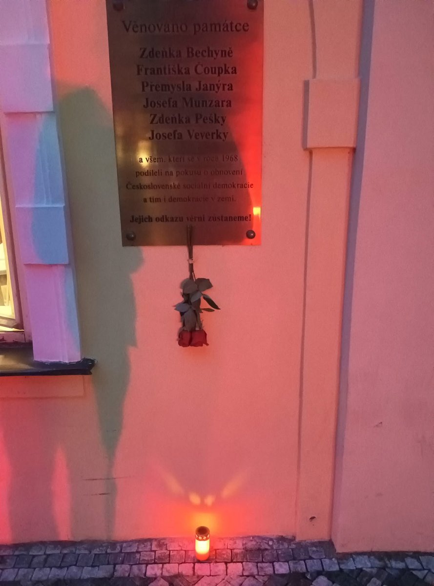 Mít tuhle pamětní desku na fasádě Lidového domu a odsouhlasit si spolupráci se Stačilo je důkazem absence respektu k hodnotám sociální demokracie a všem, kteří za ně bojovali. To jen až bude mít paní Maláčová zase plná ústa respektu k lidem a empatie. 
Faleš a přetvářka.