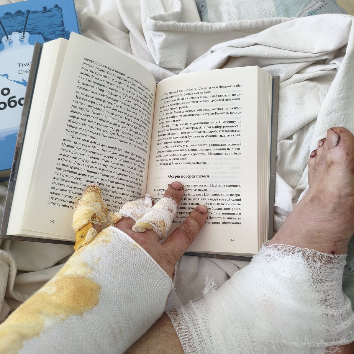 TseyYenotKusaye's tweet image. Мої дорослі діти надіслали мені їжі та книжок у шпиталь. Їм і читаю.