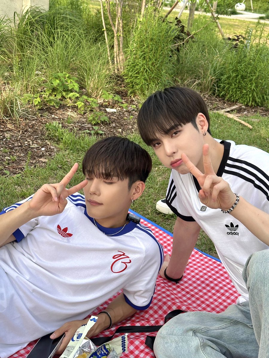 CIX_Official's tweet photo. 곤훈 한몸 됐어요💍 

#CIX #씨아이엑스 #BX #승훈 https://t.co/hRgMpLKDdF