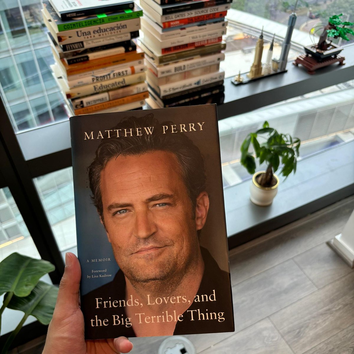 Jmfariasu's tweet image. Estos días leí el libro de Matthew Perry y encontré una historia profundamente humana, llena de quiebres, adicciones y contradicciones. Me hizo pensar en lo poco que sabemos sobre las batallas internas de quienes parecen tenerlo todo desde afuera. Un libro duro, pero recomendado.