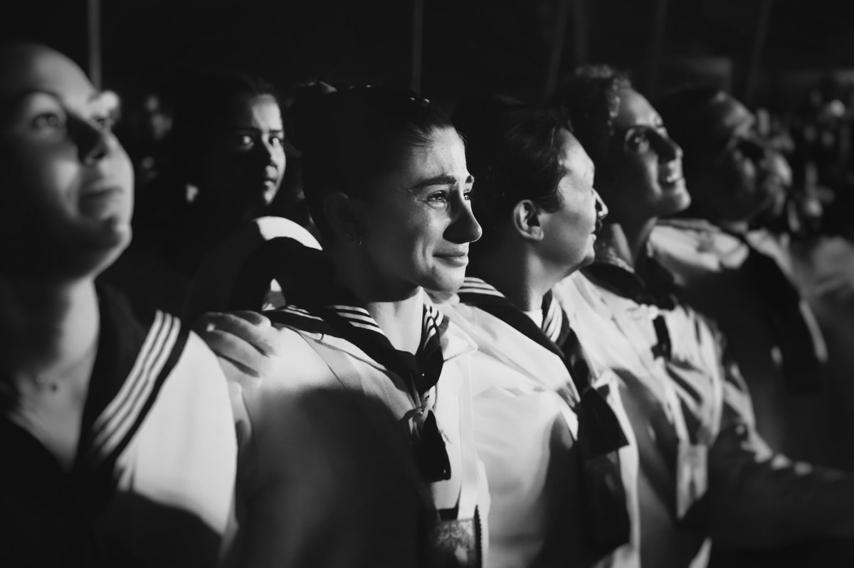 A veces se mira con el corazón en la mano.

<a href="/CarmenCarihuela/">𝗖𝗔𝗥𝗠𝗘𝗡 𝗟𝗔 𝗖𝗔𝗥𝗜𝗛𝗨𝗘𝗟𝗔</a> 

#CofradíasMLG