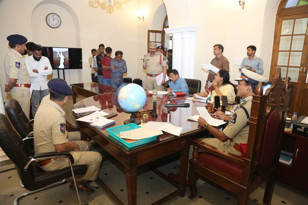 CPHydCity's tweet image. On 18.07.2025, Sri C.V. Anand, IPS, DG & Commissioner of Police and Addl. District Magistrate (Executive), Hyderabad, held an Executive Court at Kotwal House, Purani Haveli, to address the escalating rivalries among eight criminal gangs operating in South, South East, and South…