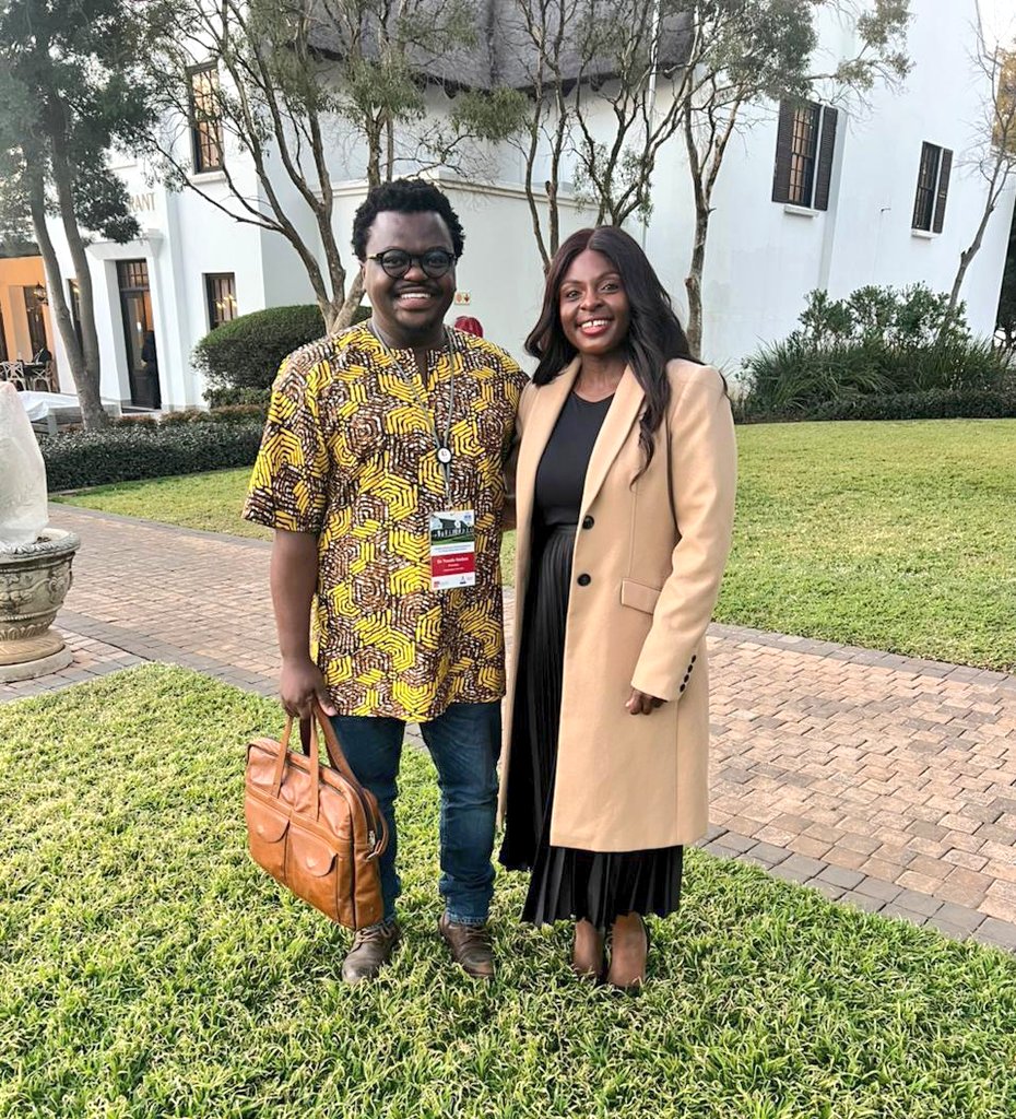 DrSindane's tweet image. 'n Foto saam met my dierbare kollegas, Prof Clive Vinti en Ms Zinhle Novazi. Beste wense, altyd! 🖤🙂