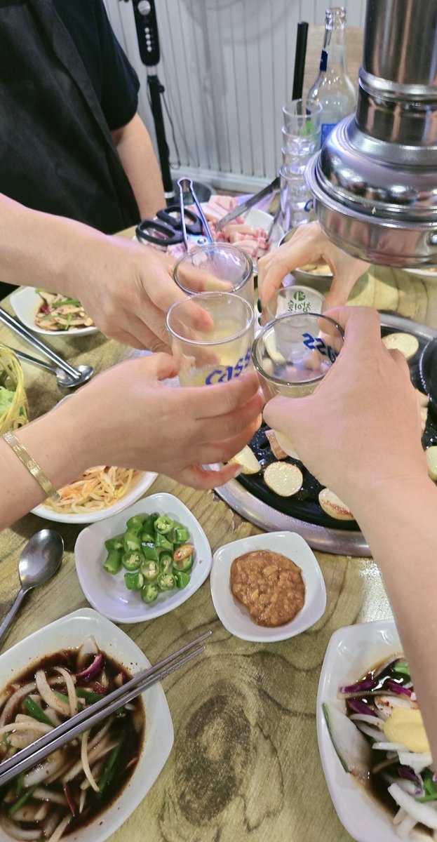 #부부만남 #부커골프 
비오는 불금엔 한잔 않할수가 ㅋㅋㅋㅋㅋ
팽팽한 피부관리에 좋은 삼겹살과 소맥~^^