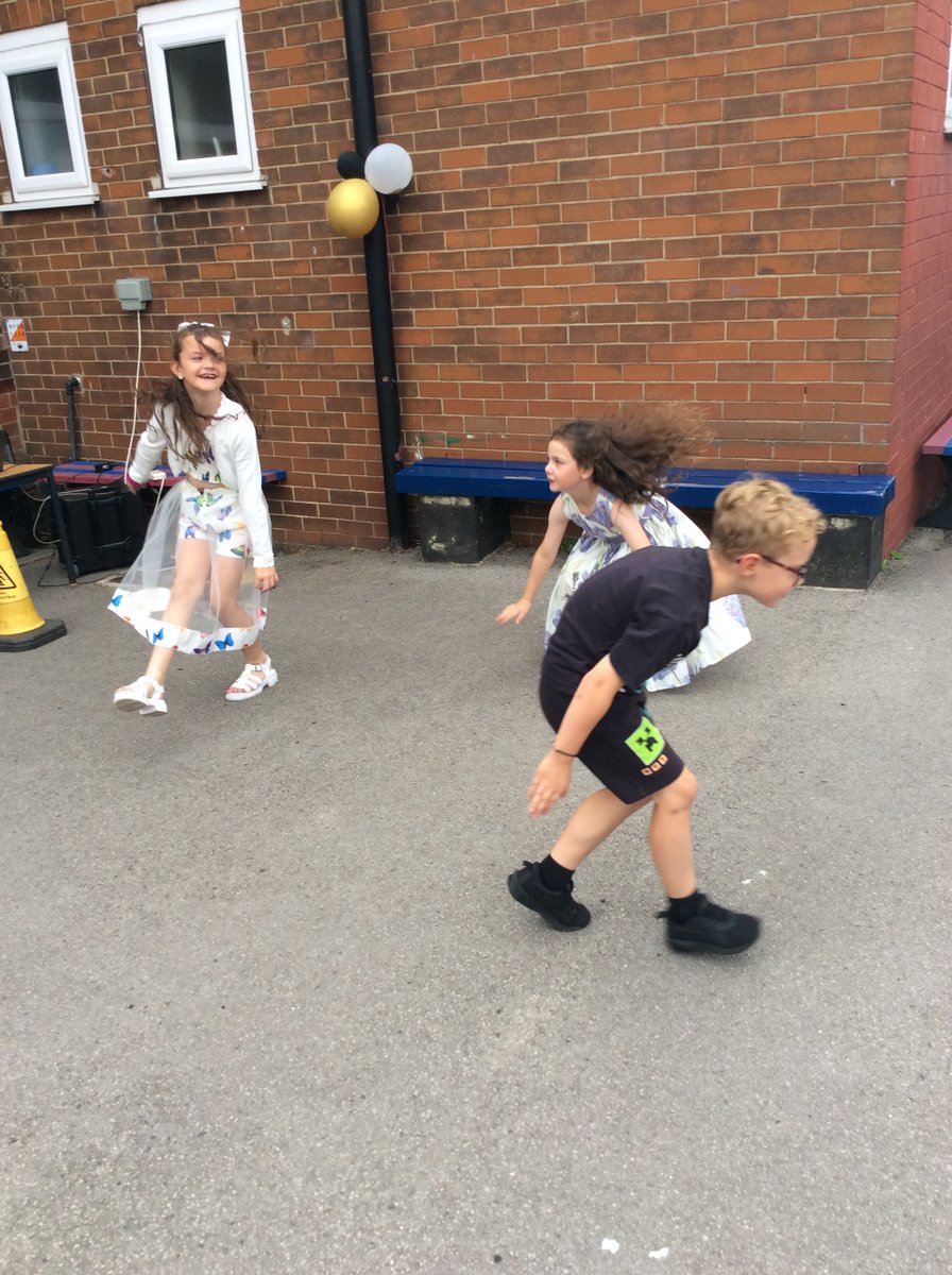 CroftonInfants's tweet photo. More Year 2 graduation photos. https://t.co/dnqQUodsRL