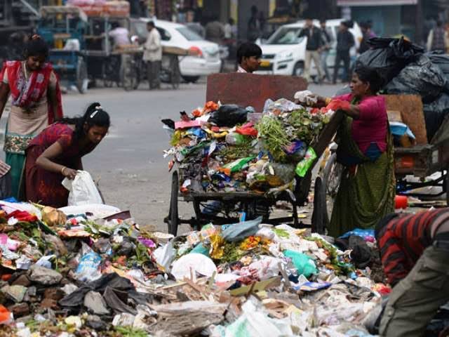 सफाई के नाम पर सालाना 150 करोड़ रुपये का भारी-भरकम खर्च, स्मार्ट सिटी के बड़े-बड़े दावे फिर भी फिसड्डी!

देश के 40 शहरों की सूची में फरीदाबाद को 34वां स्थान क्योंकि शहर साफ नहीं हो रहा सफाई के नाम पर रुपयों को साफ किया जा रहा है। 

स्वच्छता रैंकिंग में हरियाणा सरकार की कलई खुली।
