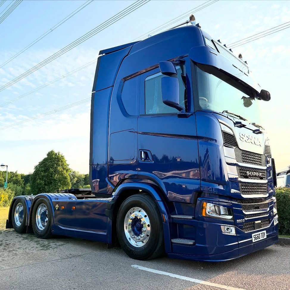 ScaniaUK's tweet image. We can’t stop looking at Josh Sadler’s majestic Scania 660 S V8. Gleaming in the sunshine, radiating strength and power, it’s a truly unmissable sight.
Have you come face to face with any beautiful #scania trucks this week?